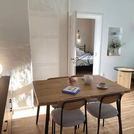 Romantic Old Town Hideaway Apartamento Haapsalu